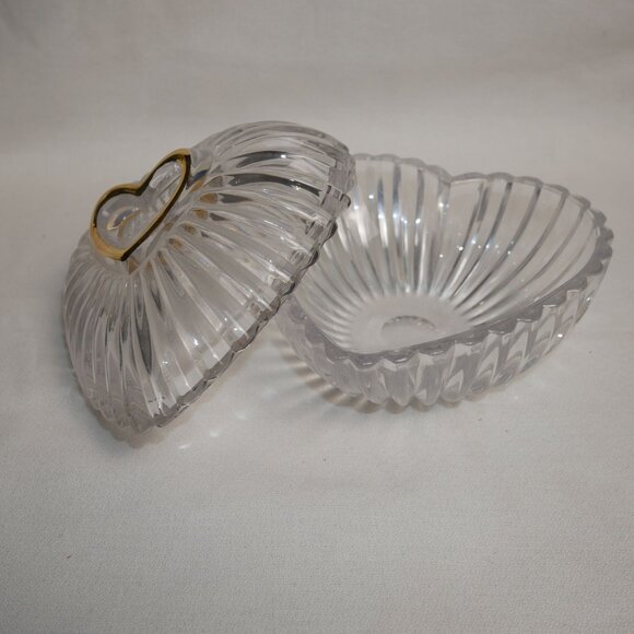 Heart-Shaped Ribbed Glass Trinket Box With Gold-Tone Lid Accent 6" - Picture 4 of 6